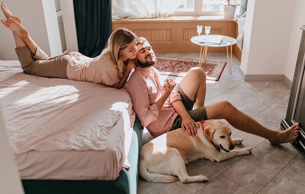 È bello dormire con chi ami. Ma il cane?